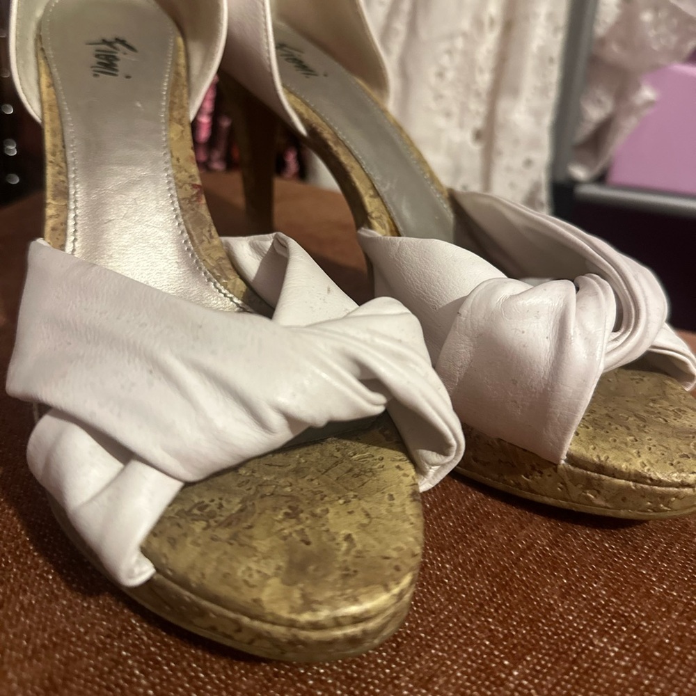 Fioni Women’s Elegant White/Tan Heels - Picture 2 of 4